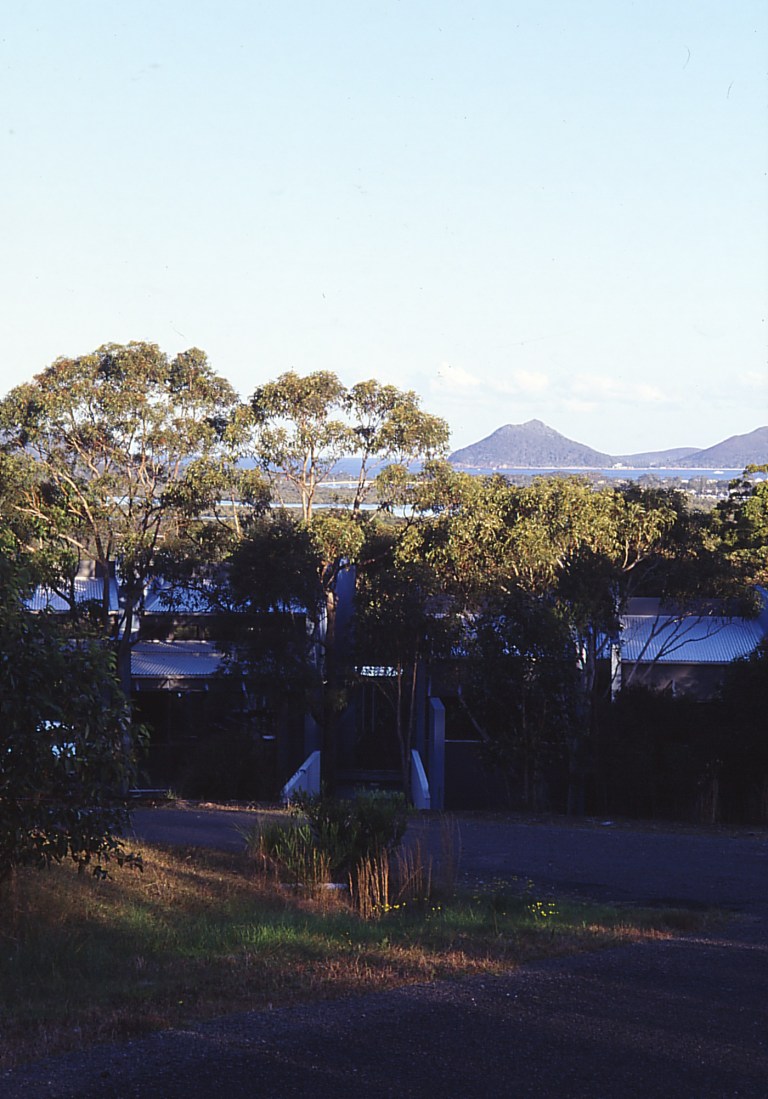 Larson Kelly Residence 07_view of site from north_Stephen Varady Photo ©