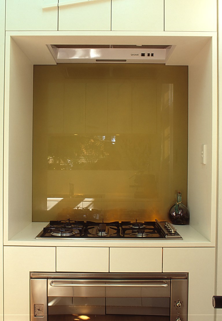 McCarthy Residence 10_kitchen_recessed cooktop + gold splashback_Stephen Varady Photo ©