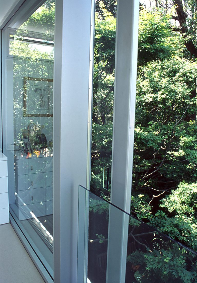 McCarthy Residence 24_sliding door + balustrade detail_open_Stephen Varady Photo ©