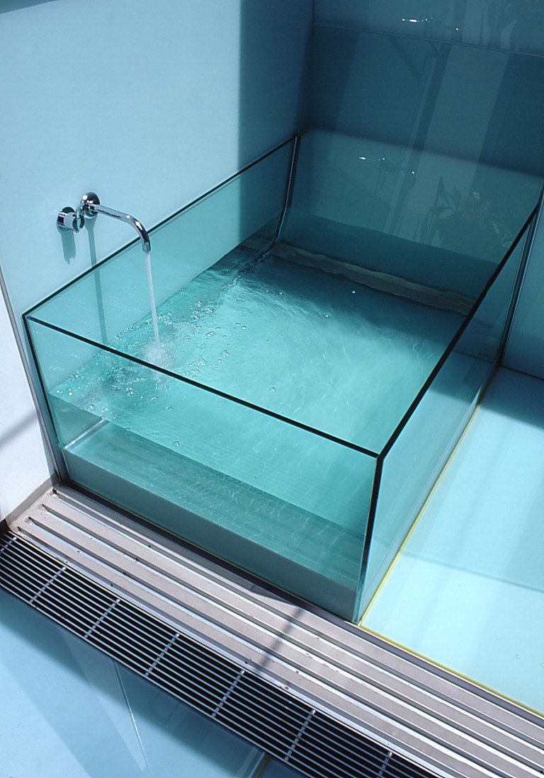 McCarthy Residence 33_en-suite_glass bath detail_Stephen Varady Photo ©