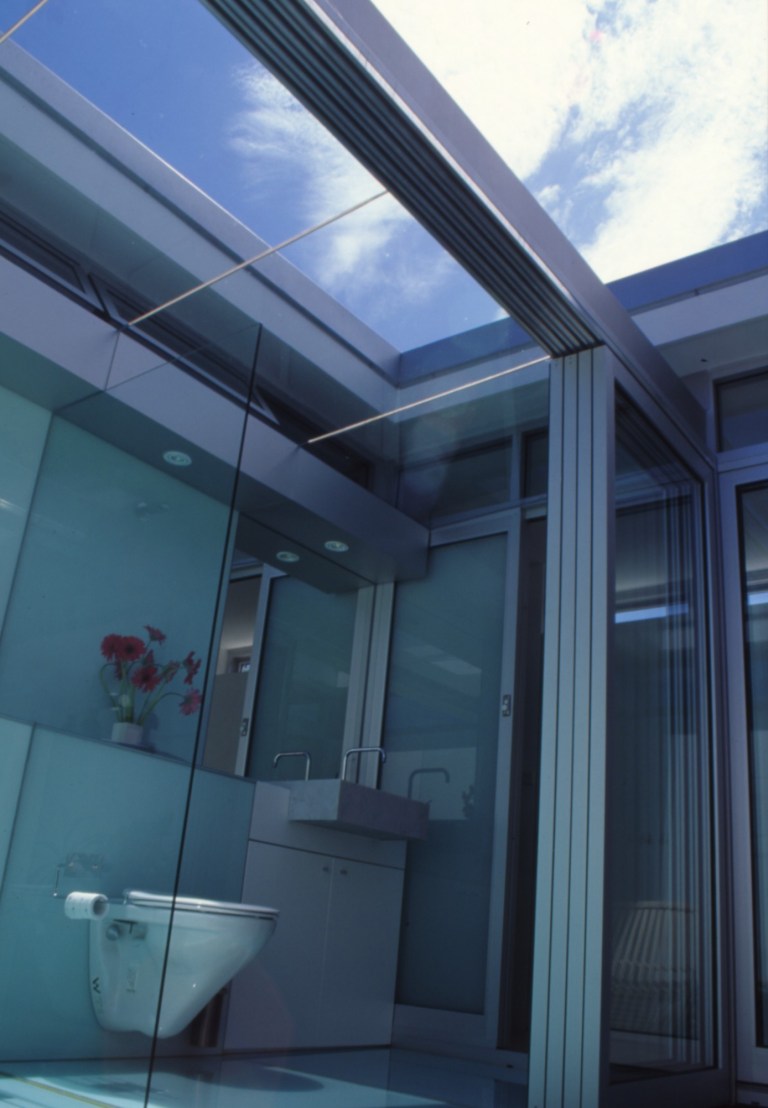 McCarthy Residence 35_en-suite_view through glass roof_Stephen Varady Photo ©
