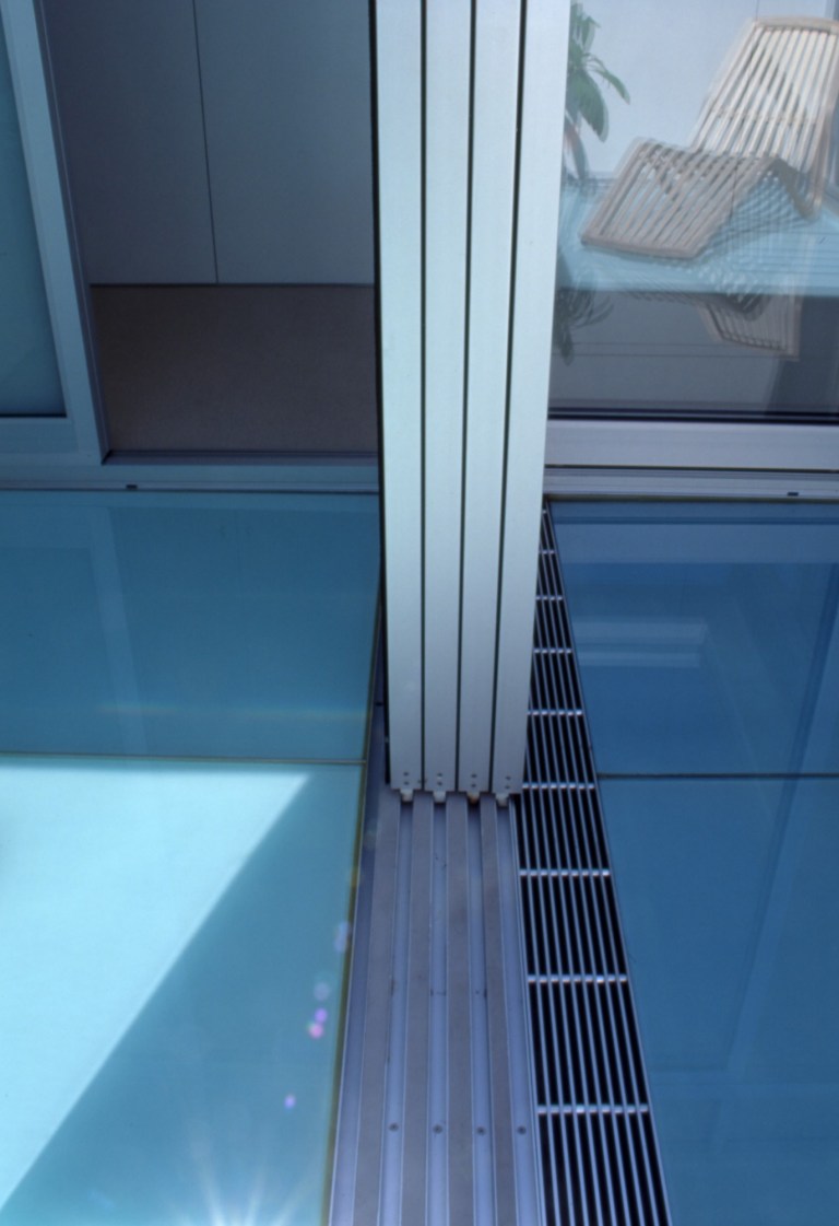 McCarthy Residence 36_en-suite_sliding door tracks + drain detail_Stephen Varady Photo ©