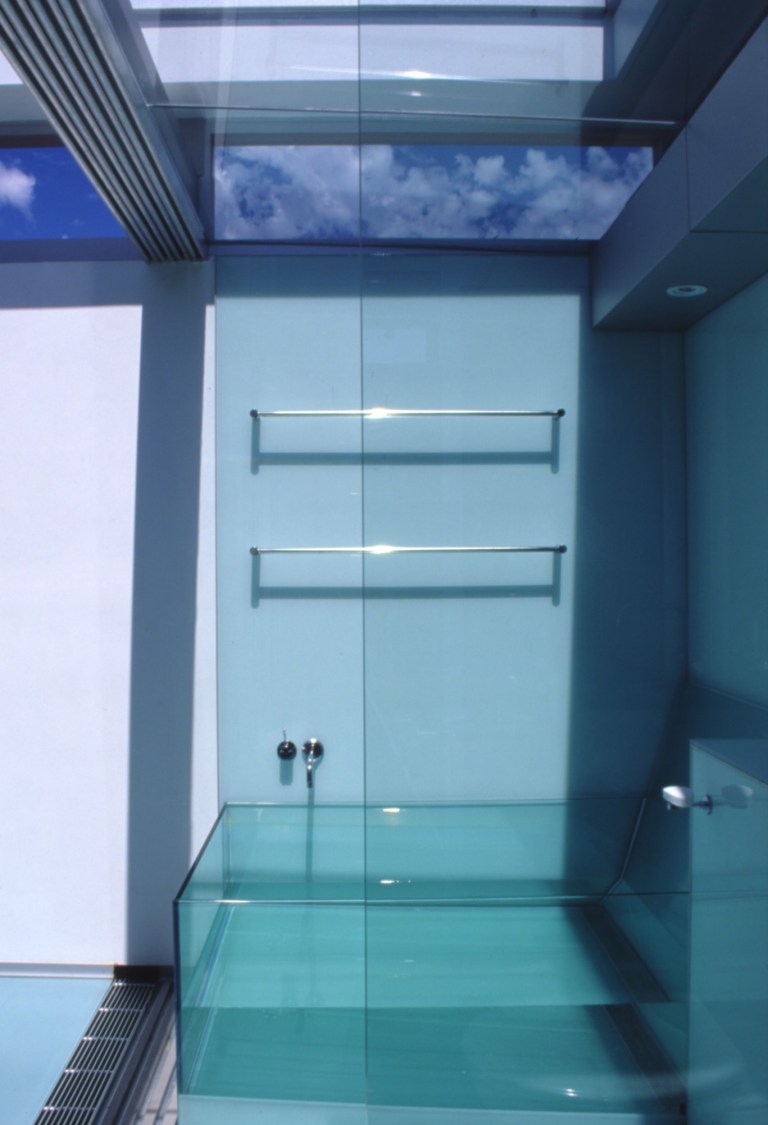 McCarthy Residence 37_en-suite_glass bath_Stephen Varady Photo ©