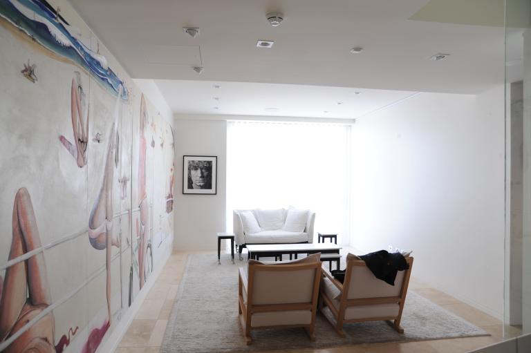 Nasteski Bondi Pacific Penthouse 07_entry_after with 'Bondi Beach' by Brett Whiteley 1_Stephen Varady Photo ©