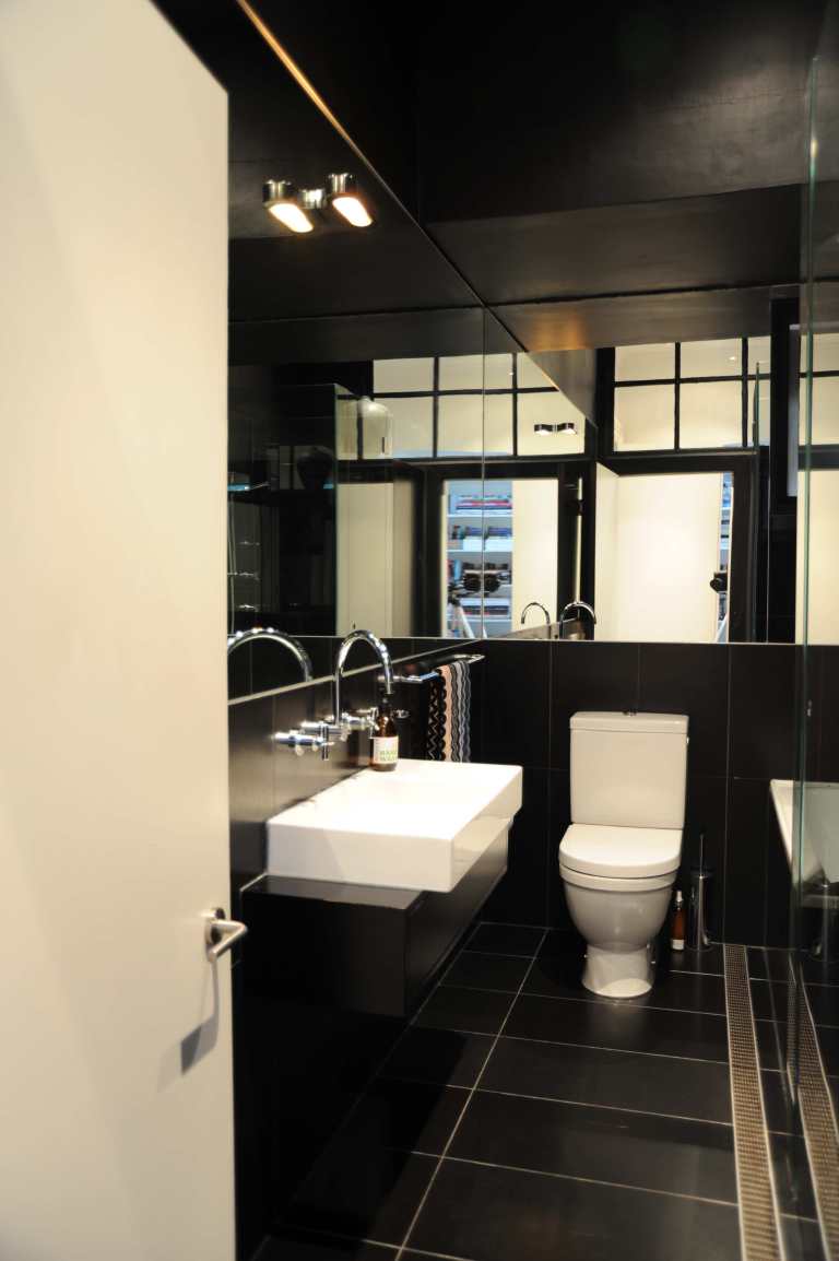 Hynes Apartment 15_black bathroom 1_Stephen Varady Photo ©