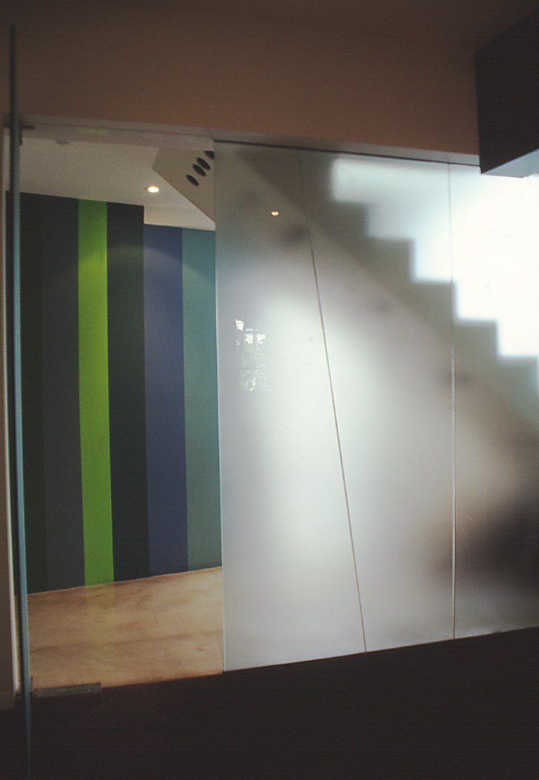 Pace McEwin Residence 10_translucent glass wall to stairwell_Stephen Varady Photo ©
