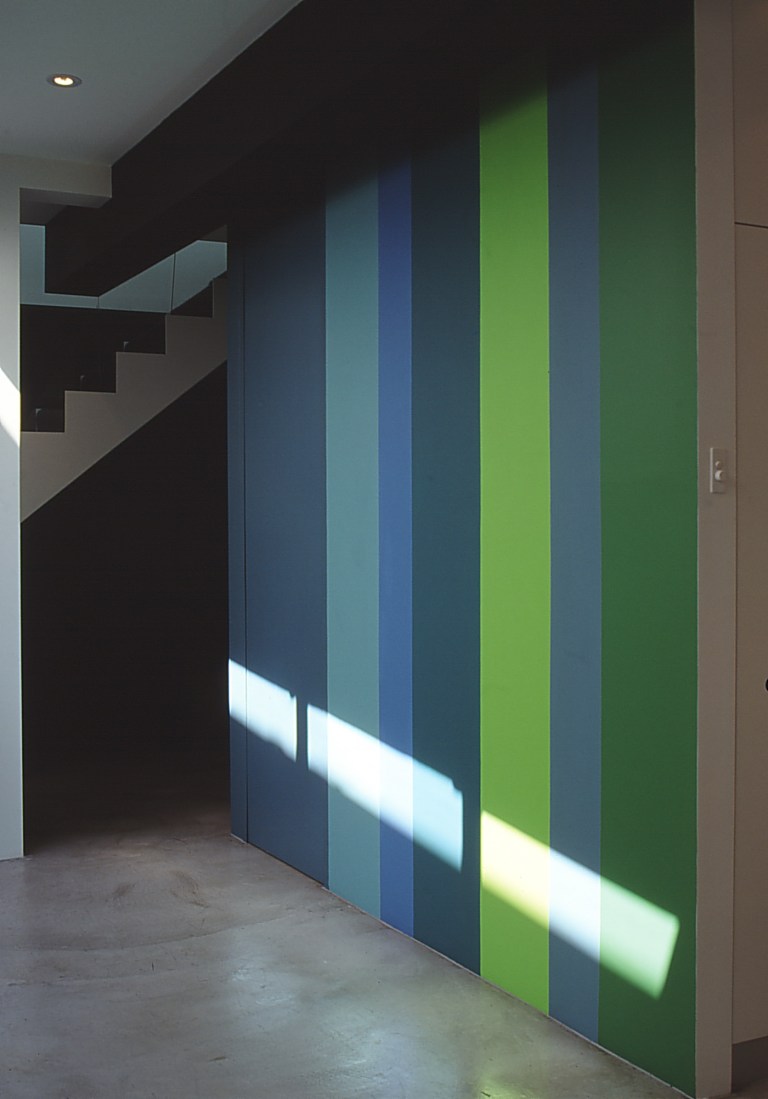 Pace McEwin Residence 16_suprematist wall with concealed laundry door_Stephen Varady Photo ©