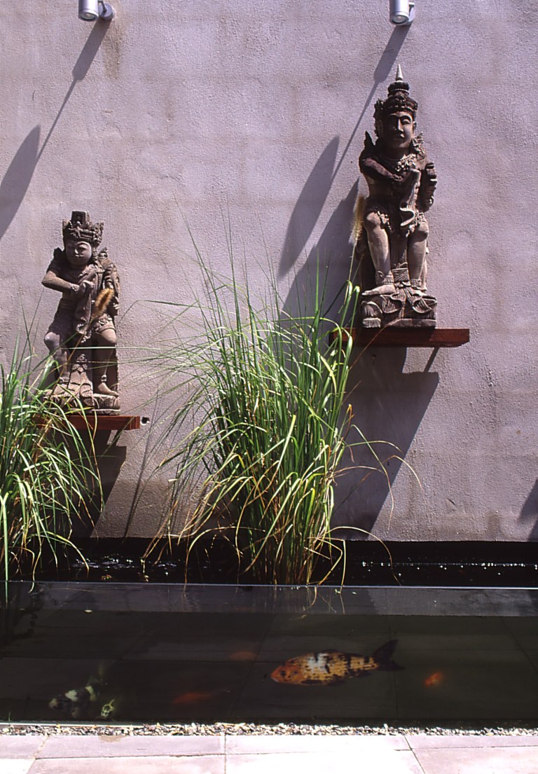 Pace McEwin Residence 25_glass fishpond + artefacts_Stephen Varady Photo ©