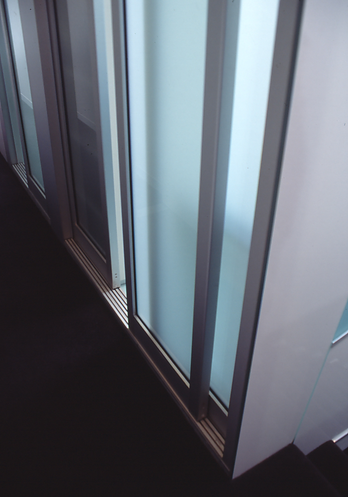 Pace McEwin Residence 35_sliding translucent glass bathroom doors_Stephen Varady Photo ©