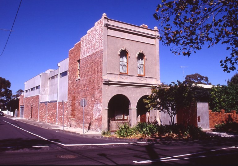 Slobom Residence #2_01_exterior-front_Stephen Varady Photo ©